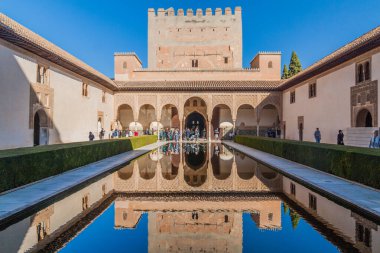 Granada, İspanya - 2 Kasım 2017: Granada, İspanya 'daki Nasrid Sarayı' nda (Palacios Nazaries) Myrtles Mahkemesi (Patio de los Arrayanes)