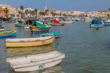 Marsaxlokk, Malta - 12 Kasım 2017: Marsaxlokk kasabasında balıkçı tekneleri, Malta