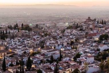 Gün batımında Granada 'nın hava manzarası, İspanya.