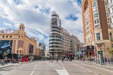 Madrid, İspanya - 21 Ekim 2017: Madrid 'deki Gran Via Caddesi ve Carrion Binası.