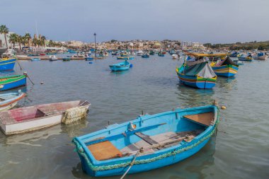 Malta 'nın Marsaxlokk kasabasında balıkçı tekneleri