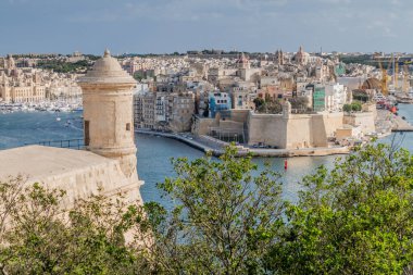 Malta Valletta 'daki Herbert Ganado Bahçeleri' nden Grand Harbour 'a bakın.