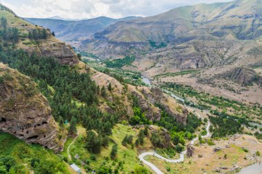 Mtkvari nehir vadisinden mağara manastırına giden yol Vanis Kvabebi 'nin Georgia' da bir uçuruma kazıdığı yol.