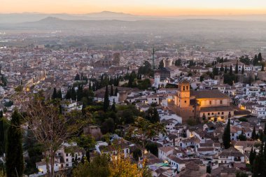 Gün batımında Granada 'nın havadan görünüşü, İspanya. Salvador Kilisesi görünür.