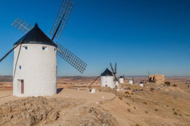 İspanya 'nın Consuegra köyünde bulunan yel değirmenleri