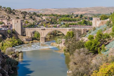Puente San Martin köprüsü Toledo, İspanya 'daki Tajo nehri üzerinde.