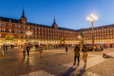 Madrid, İspanya - 21 Ekim 2017: Madrid 'de Plaza Mayor Meydanı' nın akşam manzarası.
