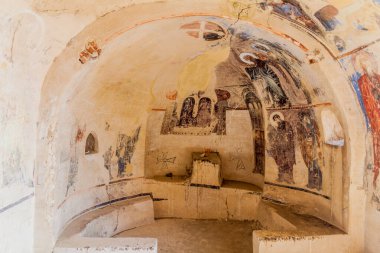 Davit Gareja, Gürcistan - 16 Temmuz 2017: Gürcistan 'daki Davit Gareja manastırı' ndaki Udabno mağara manastırındaki kiliselerden biri