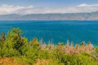 Ermenistan 'da dağlar ve Sevan Gölü
