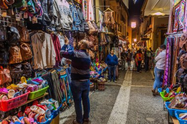 Granada, İspanya - 2 Kasım 2017: Granada 'daki Calle Caldereria Nueva Caddesi' nde çeşitli tezgahlar.