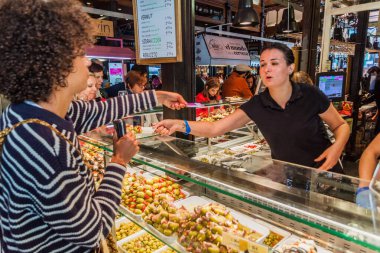 Madrid, İspanya - 21 Ekim 2017: Madrid 'deki Mercado de San Miguel pazarında gıda tezgahı.