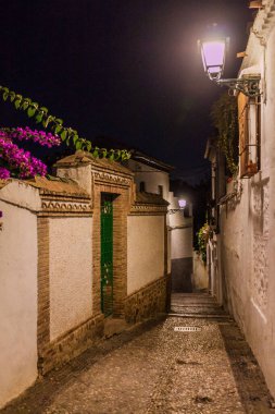 Akşam, İspanya 'nın Granada şehrinde dar bir sokakta.