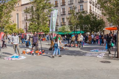 Madrid, İspanya - 22 Ekim 2017 Madrid 'in merkezinde sokak satıcıları.