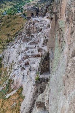 Vardzia mağara manastırı Georgia 'da bir uçuruma oyulmuş.