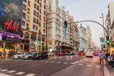 Madrid, İspanya - 21 Ekim 2017: Madrid 'deki Calle Gran Via Caddesi' nde trafik.