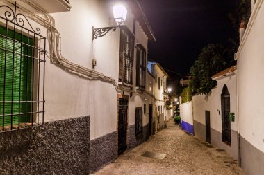 Akşam, İspanya 'nın Granada şehrinde dar bir sokakta.