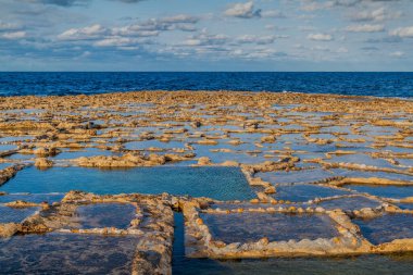 Malta 'daki Gozo adasında tuzlu tavalar