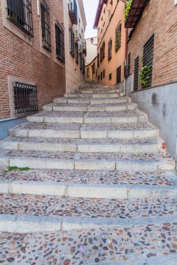 İspanya, Toledo 'nun merkezindeki dar merdivenler.