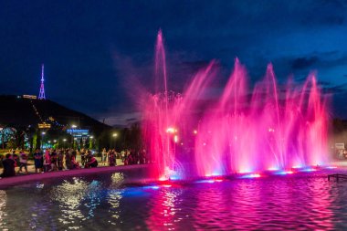 Tiflis, Gürcistan - 15 Temmuz 2017: İnsanlar Tiflis, Gürcistan 'daki Rike Park' taki çeşmenin tadını çıkarıyor
