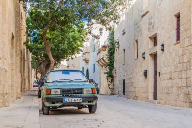Mdina, Malta - 10 Kasım 2017: Malta 'nın kuzeyindeki Mdina kentindeki eski Skoda arabası