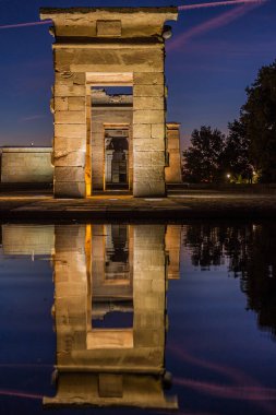 Madrid, İspanya 'daki Templo de Debod' un akşam manzarası