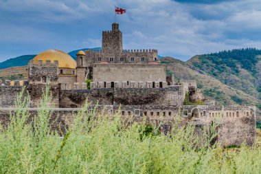 Akhaltsikhe kasabası, Gürcistan 'daki Ahmadiyya Camii ile Rabati Kalesi