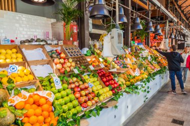 Madrid, İspanya - 21 Ekim 2017: Madrid 'deki Mercado de San Miguel pazarında meyve tezgahı.
