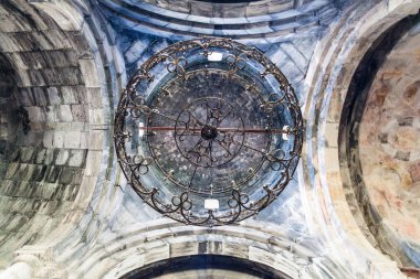 Ermenistan 'daki Haghpat manastırında tavan ve avize.