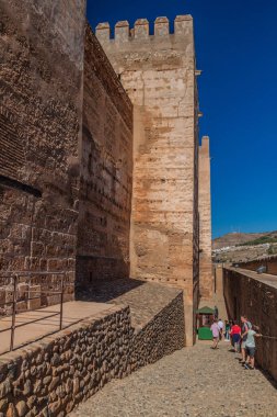 Granada, İspanya - 2 Kasım 2017: Alcazaba 'nın Granada, İspanya' daki tahkimat duvarları