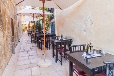 Birgu, Malta - 7 Kasım 2017: Birgu kasabasının tipik dar sokakları, Malta