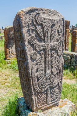 Ermenistan 'ın Noratus köyü yakınlarında Khachkar olarak bilinen taş haçı.