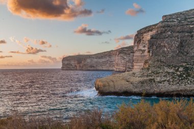Gozo, Malta 'daki Xlendi Körfezi' ndeki kayalıklar.