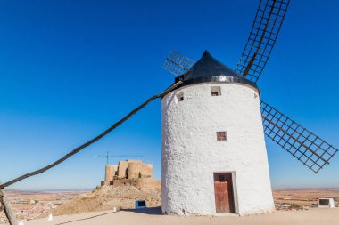 İspanya, Consuegra köyünde bir yel değirmeni ve kale