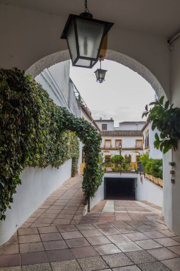 İspanya 'nın Cordoba şehrinde bir yeraltı garajı ve kemer.