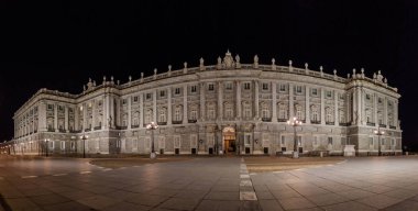 İspanya, Madrid 'deki Palacio Real (Kraliyet Sarayı)' nın akşam manzarası