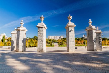 Madrid 'deki Kraliyet Sarayı Puerta del Rey, İspanya' dan izlendi.