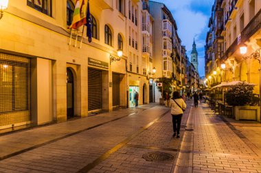 Logrono, İspanya - 30 Ekim 2017 Logrono 'nun merkezinde yaya Calle Portales Caddesi. Katedralin ortak kulesi görünür.