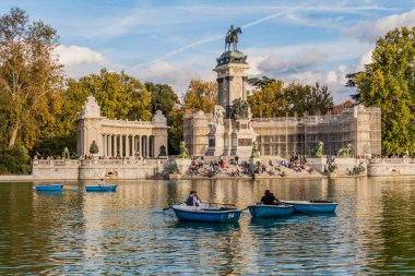 Madrid, İspanya - 22 Ekim 2017: Madrid 'deki Retiro parkındaki Alfonso Xii anıtı.