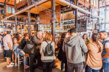 Madrid, İspanya - 21 Ekim 2017: Madrid 'deki Mercado de San Miguel pazarında gıda tezgahları.