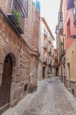 Toledo, İspanya - 23 Ekim 2017: İspanya 'nın eski Toledo kasabasındaki Dar Sokak