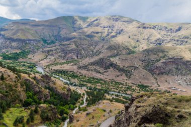 Mağara manastırından Mtkvari nehrinin görüntüsü Vanis Kvabebi 'nin Georgia' daki bir uçuruma oyulmuş hali.