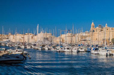 Birgu, Malta - 7 Kasım 2017: Senglea ve Birgu kasabaları arasındaki tekneler, Malta
