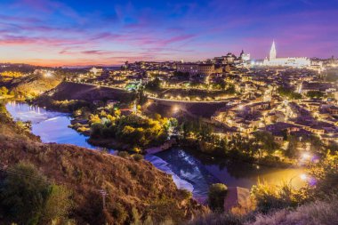 İspanya 'nın eski Toledo kasabasının akşam manzarası