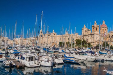 Birgu, Malta - 7 Kasım 2017: Birgu kasabasında tekneler
