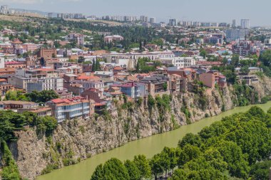 Tiflis, Gürcistan 'daki Mtkvari Nehri' nin havadan görünüşü