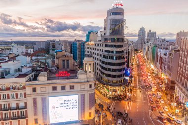 Madrid, İspanya - 22 Ekim 2017: Calle Gran Via Caddesi ve Madrid Carrion Binası 'nda akşam
