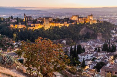 Gün batımında Granada 'da Alhambra, İspanya.
