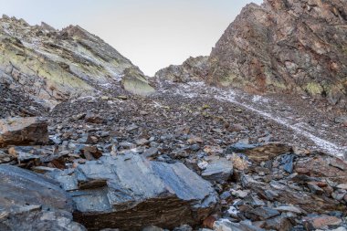 Koma Pedrosa yamaçlarında kayalar ve kar, Andorra 'nın en yüksek dağı.