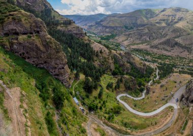 Mtkvari nehir vadisinden mağara manastırına giden yol Vanis Kvabebi 'nin Georgia' da bir uçuruma kazıdığı yol.