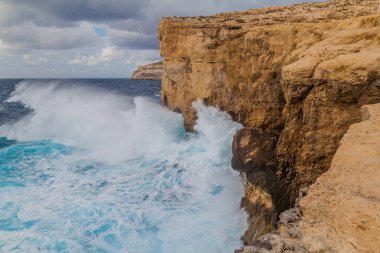 Dwejra Kayalıkları, Malta 'nın Gozo adasındaki çökmüş Azure Penceresinin yeri